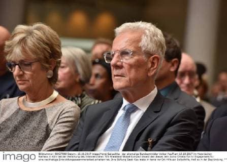 der ehemalige Bundesminister Volker Hauff am 10.10.2017 im Historischen Rathaus in Köln bei der Verleihung des Internationalen TÜV Rheinland Global Compact Award den dieses Jahr Auma Omaba für ihr Engagement für eine nachhaltige Entwicklungszusammenarbeit erhalten hat. Ihre Stiftung Sauti Kuu leiste in Kenia vor Ort Hilfe zur Selbsthilfe, hieß es in der Begründung.