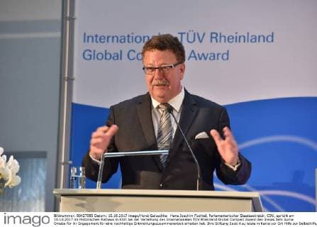 Hans Joachim Fuchtel, Parlamentarischer Staatssekretär, CDU, spricht am 10.10.2017 im Historischen Rathaus in Köln bei der Verleihung des Internationalen TÜV Rheinland Global Compact Award den dieses Jahr Auma Omaba für ihr Engagement für eine nachhaltige Entwicklungszusammenarbeit erhalten hat. Ihre Stiftung Sauti Kuu leiste in Kenia vor Ort Hilfe zur Selbsthilfe, hieß es in der Begründung.