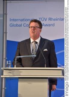 Hans Joachim Fuchtel, Parlamentarischer Staatssekretär, CDU, spricht am 10.10.2017 im Historischen Rathaus in Köln bei der Verleihung des Internationalen TÜV Rheinland Global Compact Award den dieses Jahr Auma Omaba für ihr Engagement für eine nachhaltige Entwicklungszusammenarbeit erhalten hat. Ihre Stiftung Sauti Kuu leiste in Kenia vor Ort Hilfe zur Selbsthilfe, hieß es in der Begründung.