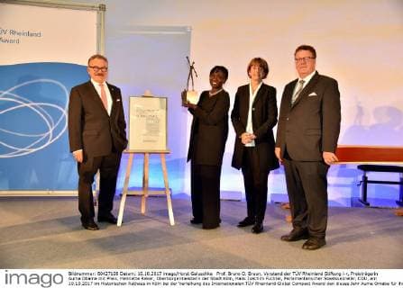 Prof. Bruno O. Braun, Vorstand der TÜV Rheinland Stiftung l-r, Preisträgerin Auma Obama mit Preis, Henriette Reker, Oberbürgermeisterin der Stadt Köln, Hans Joachim Fuchtel, Parlamentarischer Staatssekretär, CDU, am 10.10.2017 im Historischen Rathaus in Köln bei der Verleihung des Internationalen TÜV Rheinland Global Compact Award den dieses Jahr Auma Omaba für ihr Engagement für eine nachhaltige Entwicklungszusammenarbeit erhalten hat. Ihre Stiftung Sauti Kuu leiste in Kenia vor Ort Hilfe zur Selbsthilfe, hieß es in der Begründung.