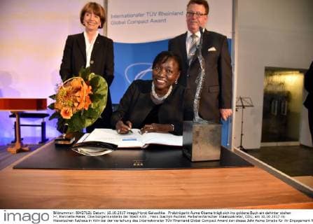 Preisträgerin Auma Obama trägt sich ins goldene Buch ein dahinter stehen l-r, Henriette Reker, Oberbürgermeisterin der Stadt Köln , Hans Joachim Fuchtel, Parlamentarischer Staatssekretär, CDU, am 10.10.2017 im Historischen Rathaus in Köln bei der Verleihung des Internationalen TÜV Rheinland Global Compact Award den dieses Jahr Auma Omaba für ihr Engagement für eine nachhaltige Entwicklungszusammenarbeit erhalten hat. Ihre Stiftung Sauti Kuu leiste in Kenia vor Ort Hilfe zur Selbsthilfe, hieß es in der Begründung.