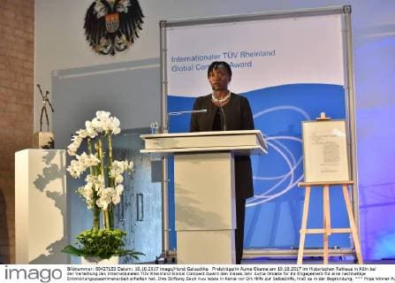 Preisträgerin Auma Obama am 10.10.2017 im Historischen Rathaus in Köln bei der Verleihung des Internationalen TÜV Rheinland Global Compact Award den dieses Jahr Auma Omaba für ihr Engagement für eine nachhaltige Entwicklungszusammenarbeit erhalten hat. Ihre Stiftung Sauti Kuu leiste in Kenia vor Ort Hilfe zur Selbsthilfe, hieß es in der Begründung.