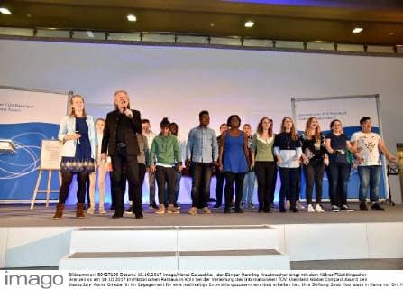 der Sänger Henning Krautmacher singt mit dem Kölner Flüchtlingschor Grenzenlos am 10.10.2017 im Historischen Rathaus in Köln bei der Verleihung des Internationalen TÜV Rheinland Global Compact Award den dieses Jahr Auma Omaba für ihr Engagement für eine nachhaltige Entwicklungszusammenarbeit erhalten hat. Ihre Stiftung Sauti Kuu leiste in Kenia vor Ort Hilfe zur Selbsthilfe, hieß es in der Begründung.
