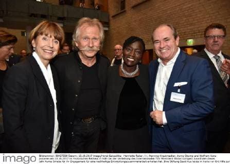 Henriette Reker, l-r, Henning Krautmacher, Auma Obama und Wolfram Kons posieren am 10.10.2017 im Historischen Rathaus in Köln bei der Verleihung des Internationalen TÜV Rheinland Global Compact Award den dieses Jahr Auma Omaba für ihr Engagement für eine nachhaltige Entwicklungszusammenarbeit erhalten hat. Ihre Stiftung Sauti Kuu leiste in Kenia vor Ort Hilfe zur Selbsthilfe, hieß es in der Begründung.
