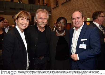 Henriette Reker, l-r, Henning Krautmacher, Auma Obama und Wolfram Kons posieren am 10.10.2017 im Historischen Rathaus in Köln bei der Verleihung des Internationalen TÜV Rheinland Global Compact Award den dieses Jahr Auma Omaba für ihr Engagement für eine nachhaltige Entwicklungszusammenarbeit erhalten hat. Ihre Stiftung Sauti Kuu leiste in Kenia vor Ort Hilfe zur Selbsthilfe, hieß es in der Begründung.