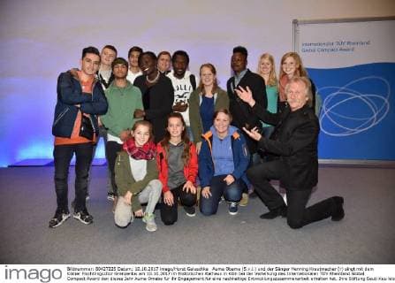 Auma Obama (5.v.l.) und der Sänger Henning Krautmacher (r) singt mit dem Kölner Flüchtlingschor Grenzenlos am 10.10.2017 im Historischen Rathaus in Köln bei der Verleihung des Internationalen TÜV Rheinland Global Compact Award den dieses Jahr Auma Omaba für ihr Engagement für eine nachhaltige Entwicklungszusammenarbeit erhalten hat. Ihre Stiftung Sauti Kuu leiste in Kenia vor Ort Hilfe zur Selbsthilfe, hieß es in der Begründung.