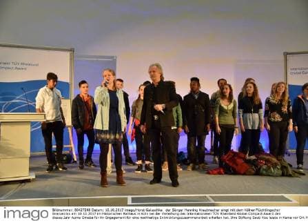 der Sänger Henning Krautmacher singt mit dem Kölner Flüchtlingschor Grenzenlos am 10.10.2017 im Historischen Rathaus in Köln bei der Verleihung des Internationalen TÜV Rheinland Global Compact Award den dieses Jahr Auma Omaba für ihr Engagement für eine nachhaltige Entwicklungszusammenarbeit erhalten hat. Ihre Stiftung Sauti Kuu leiste in Kenia vor Ort Hilfe zur Selbsthilfe, hieß es in der Begründung.