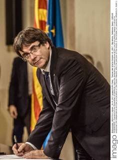 Themen der Woche October 10, 2017 - Barcelona, Catalonia, Spain - CARLES PUIGDEMONT, President of the Generalitat of Catalonia, signs the declaration of independence at the end of an plenary session in which he postponed the independence and the proclamation of the Catalan Republic after the valoraion of the results of the October 1st secession referendum. Spain s Central Government denies that there have been a referendum and does not accept the result as the Catalan referendum law had been suspended by Spain s constitutionalCatalonia Faces Possible Declaration of Independence Barcelona Spain - ZUMAo105 20171010_zap_o105_014 Copyright: xMatthiasxOesterlex
