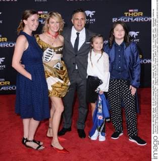 October 10, 2017 - Hollywood, CA, U.S. - 10 October 2017 - Hollywood, California - Sunrise Coigney, Mark Ruffalo. World Premiere of Thor: Ragnarok held at The El Capitan Theater in Hollywood. Photo Credit: AdMedia Hollywood U.S. - ZUMAa123 20171010_zaa_a123_071 Copyright: xBirdiexThompsonx