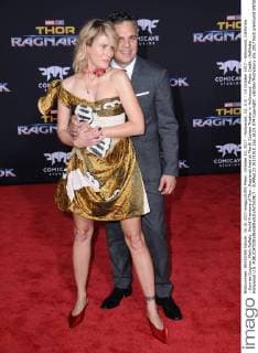 October 10, 2017 - Hollywood, CA, U.S. - 10 October 2017 - Hollywood, California - Sunrise Coigney, Mark Ruffalo. World Premiere of Thor: Ragnarok held at The El Capitan Theater in Hollywood. Photo Credit: AdMedia Hollywood U.S. - ZUMAa123 20171010_zaa_a123_074 Copyright: xBirdiexThompsonx