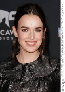 Elizabeth Henstridge at the Premiere of Marvel Studios Thor: Ragnarok held at El Capitan Theatre in Hollywood, CA, October 10, 2017.  Copyright: xJosephxMartinezx 33448_047JM