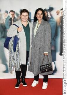 Minu Barati Fischer mit Begleitung bei der Premiere des Kinofilms Die Unsichtbaren - Wir wollen leben im Kino International. Berlin, 10.10.2017