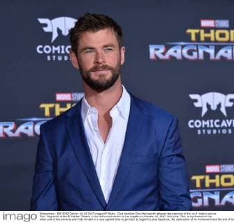 Cast member Chris Hemsworth attends the premiere of the sci-fi motion picture Thor: Ragnarok at the El Capitan Theatre in the Hollywood section of Los Angeles on October 10, 2017. Storyline: Thor is imprisoned on the other side of the universe and finds himself in a race against time to get back to Asgard to stop Ragnarok, the destruction of his homeworld and the end of Asgardian civilization, at the hands of an all-powerful new threat, the ruthless Hela.  LAP2017101045 JIMxRUYMEN