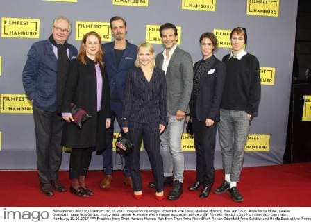Friedrich von Thun, Marlene Morreis, Max von Thun, Anna Maria Mühe, Florian Odendahl, Anne Schäfer und Moritz Bock bei der Premiere Wenn Frauen ausziehen auf dem 25. Filmfest Hamburg 2017 im Cinemaxx Dammtor. Hamburg, 10.10.2017