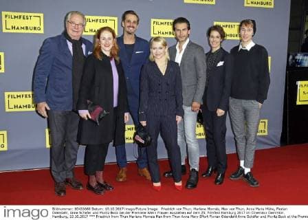 Friedrich von Thun, Marlene Morreis, Max von Thun, Anna Maria Mühe, Florian Odendahl, Anne Schäfer und Moritz Bock bei der Premiere Wenn Frauen ausziehen auf dem 25. Filmfest Hamburg 2017 im Cinemaxx Dammtor. Hamburg, 10.10.2017