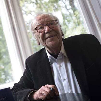 Juergen Becker DEU, Deutschland, Germany, Berlin, 03.09.2017 Juergen Becker, deutscher Schriftsteller, signiert Buecher beim Sommerfest vom Literarische Colloquium Berlin LCB in Berlin. Portrait Juergen Becker, German author, in Berlin, Germany.
