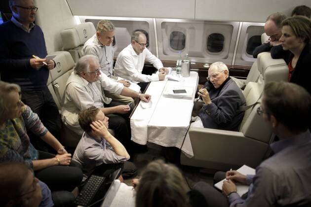 Bilder des Tages Bundesfinanzminister Wolfgang Schaeuble, CDU, waehrend eines Pressehintergrundgespraechs in einem Airbus A 340 der Flugbereitschaft der Bundeswehr auf dem Flug nach Washington. Bei Schaeubles letzter Reise als Bundesfinanzminister nimmt er dort u.a. Teil an einer Sitzung der G20 Finanzminister und Notenbankgouverneure und der Herbsttagung des Internationalen Waehrungsfonds. 11.10.2017, *** German finance minister Wolfgang Schaeuble CDU waehrend a in a Airbus a 340 the Flight readiness the Bundeswehr on the Flight after Washington at last travel as German finance minister Notes he there U a Part to a Meeting the G20 Finance Minister and and the Autumn session the International Monetary Fund 11 10 2017 Copyright: xThomasxKoehler photothek.netx