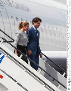 Canadian Prime Minister Justine Trudeau (R) and his wife Sophie Gregoire-Trudeau descend from a plane after arriving at the International Airport of Mexico City, Mexico, 12 October 2017. Trudeau will meet Mexican President Enrique Pena Nieto at the National Palace. Canadian Prime Minister Justin Trudeau arrives in Mexico for official visit !ACHTUNG: NUR REDAKTIONELLE NUTZUNG!  Copyright: xMarioxGuzmánx CMX001 20171012-636434356914672809