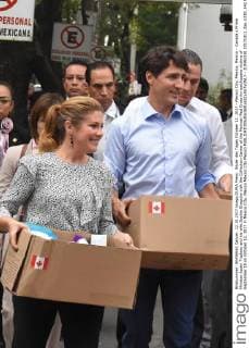 Bilder des Tages October 12, 2017 - Mexico City, Mexico, Mexico - Canada s Prime Minister Justin Trudeau and his wife Sophie Gregoire visit the Collection Center of the Mexican Red Cross for earthquake victims of September 19 on October 12, 2017 in Mexico City, Mexico Mexico City Mexico  - ZUMAn230 20171012_zaa_n230_342 Copyright: xCarlosxTischlerx