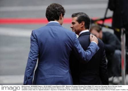 Mexican President Enrique Pena Nieto (C) welcomes Canadian Prime Minister Justin Trudeau during a ceremoy at the National Palace in Mexico City, Mexico, 12 October 2017. Nieto stated in an opinion piece published at the Canadian press that the regional situation requires a revitalization of the cooperation between Mexico and Canada. Canadian Prime Minister Justin Trudeau visits Mexico !ACHTUNG: NUR REDAKTIONELLE NUTZUNG!  Copyright: xJosexMendezx CMX009 20171013-636434530405815420