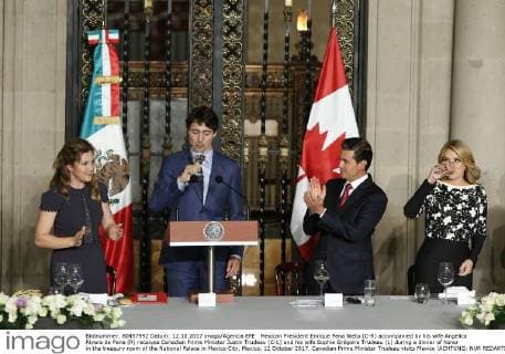 Mexican President Enrique Pena Nieto (C-R) accompanied by his wife Angelica Rivera de Pena (R) receives Canadian Prime Minister Justin Trudeau (C-L) and his wife Sophie Grégoire Trudeau (L) during a dinner of honor in the treasury room of the National Palace in Mexico City, Mexico, 12 October 2017. Canadian Prime Minister Trudeau visits Mexico !ACHTUNG: NUR REDAKTIONELLE NUTZUNG!  Copyright: xJoséxMéndezx MEX67 20171013-636434681876786388