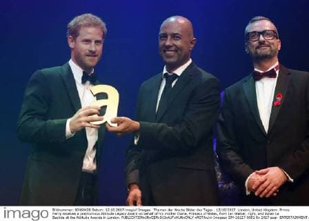 Themen der Woche Bilder des Tages . 12 10 2017. London, United Kingdom. Prince Harry receives a posthumous Attitude Legacy Award on behalf of his mother Diana, Princess of Wales, from Ian Walker, right, and Julian La Bastide at the Attitude Awards in London.  xROTAx xi-Imagesx IIM-16127-0001