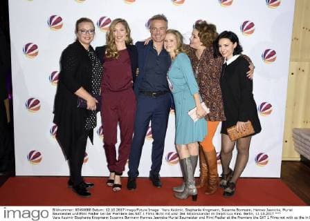Vera Kasimir, Stephanie Krogmann, Susanne Bormann, Hannes Jaenicke, Muriel Baumeister und Mimi Fiedler bei der Premiere des SAT.1 Films Nicht mit uns! Der Silikonskandal im Delphi Lux Kino. Berlin, 12.10.2017