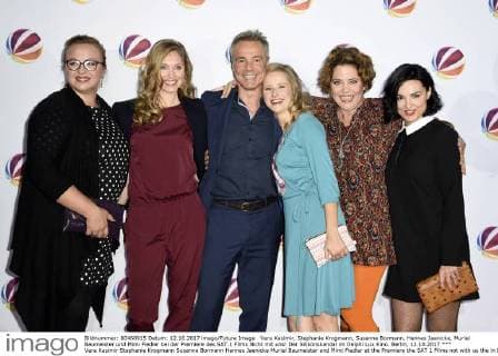 Vera Kasimir, Stephanie Krogmann, Susanne Bormann, Hannes Jaenicke, Muriel Baumeister und Mimi Fiedler bei der Premiere des SAT.1 Films Nicht mit uns! Der Silikonskandal im Delphi Lux Kino. Berlin, 12.10.2017