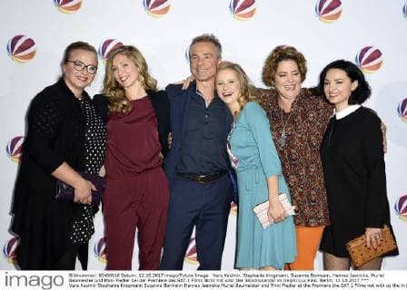 Vera Kasimir, Stephanie Krogmann, Susanne Bormann, Hannes Jaenicke, Muriel Baumeister und Mimi Fiedler bei der Premiere des SAT.1 Films Nicht mit uns! Der Silikonskandal im Delphi Lux Kino. Berlin, 12.10.2017