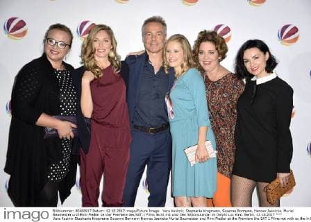 Vera Kasimir, Stephanie Krogmann, Susanne Bormann, Hannes Jaenicke, Muriel Baumeister und Mimi Fiedler bei der Premiere des SAT.1 Films Nicht mit uns! Der Silikonskandal im Delphi Lux Kino. Berlin, 12.10.2017