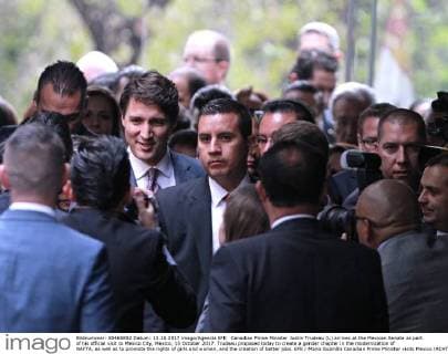 Canadian Prime Minister Justin Trudeau (L) arrives at the Mexican Senate as part of his official visit to Mexico City, Mexico, 13 October 2017. Trudeau proposed today to create a gender chapter in the modernization of NAFTA, as well as to promote the rights of girls and women, and the creation of better jobs. EFE Mario Guzmán Canadian Prime Minister visits Mexico !ACHTUNG: NUR REDAKTIONELLE NUTZUNG!  Copyright: xMarioxGuzmánx MEX10 20171013-636435204184816852