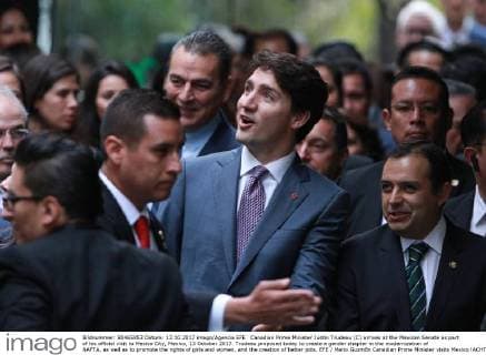 Canadian Prime Minister Justin Trudeau (C) arrives at the Mexican Senate as part of his official visit to Mexico City, Mexico, 13 October 2017. Trudeau proposed today to create a gender chapter in the modernization of NAFTA, as well as to promote the rights of girls and women, and the creation of better jobs. EFE Mario Guzmán Canadian Prime Minister visits Mexico !ACHTUNG: NUR REDAKTIONELLE NUTZUNG!  Copyright: xMarioxGuzmánx MEX10 20171013-636435204195112852