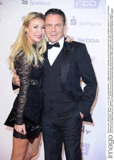 Stefan Mross mit Freundin Anna-Carina Woitschack bei Goldene Henne 2017 in der Messe Leipzig am 13.10.2017 - Roter Teppich