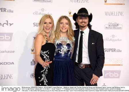 Stefanie Hertel mit Tochter Johanna Mross und Ehemann Lanny Lanner bei Goldene Henne 2017 in der Messe Leipzig am 13.10.2017 - Roter Teppich