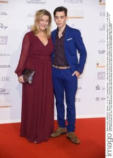 Alexa Maria Surholt mit Sohn Arthur Surholt bei Goldene Henne 2017 in der Messe Leipzig am 13.10.2017 - Roter Teppich