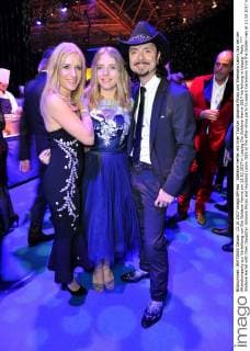 Stefanie Hertel mit ihrer Tochter Johanna Mross und Ehemann Lanny Isis bei der Aftershowparty zur Verleihung von Die Goldene Henne am 13.10.2017 in Leipzig Die Goldene Henne 2017 Verleihung in Leipzig- Party
