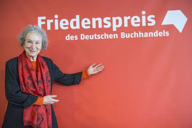 Berühmte Feministinnen, Margaret Atwood Die Friedenspreistraegerin des Deutschen Buchhandels, Margaret Atwood (77), am Samstag (14.10.17) bei einer Pressekonferenz auf der Buchmesse in Frankfurt am Main. Die kanadische Schriftstellerin wird am Sonntag zum Abschluss der Buchmesse in der Frankfurter Paulskirche mit dem Friedenspreis des Deutschen Buchhandels ausgezeichnet. (Siehe epd-Meldung vom 14.10.17) Friedenspreistraegerin Margaret Atwood bei Pressekonferenz *** the the German Book trade Margaret Atwood 77 at Saturday 14 10 17 at a Press conference on the Book Fair in Frankfurt at Main the Canadian Writer will at Sunday to Conclusion the Book Fair in the Frankfurt S. Pauls Church with the Peace Prize the German Book trade excellent See epd Message of 14 10 17 Margaret Atwood at Press conference Copyright: epd-bild HeikexLyding EDITORIAL USE ONLY