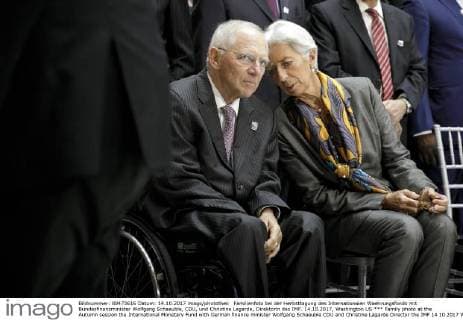 Familienfoto bei der Herbsttagung des Internationalen Waehrungsfonds mit Bundesfinanzminister Wolfgang Schaeuble, CDU, und Christine Lagarde, Direktorin des IMF. 14.10.2017, Washington US *** Family photo at the Autumn session the International Monetary Fund with German finance minister Wolfgang Schaeuble CDU and Christine Lagarde Director the IMF 14 10 2017 Washington U.S. Copyright: xThomasxKoehler photothek.netx