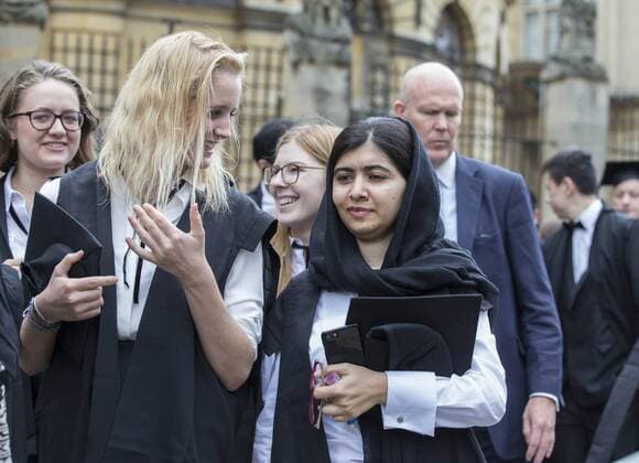 Berühmte Feministinnen, Malala Yousafzai . 14 10 2017. Oxford, United Kingdom. Malala Yousafzai starts at Oxford University. Nobel Prize winner Malala Yousafzai who is a student at Lady Margaet Hall attends her Matriculation ceremony at the Sheldoian Theatre,Oxford :  xi-Imagesx IIM-16150-0008