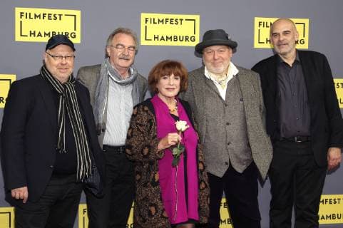 Pit Rampelt, Jo Baier, Hannelore Hoger, Rainer Kaufmann und Joachim Kosack bei der Premiere von Bella Block - Am Abgrund auf dem 25. Filmfest Hamburg 2017 im Cinemaxx Dammtor. Hamburg, 13.10.2017
