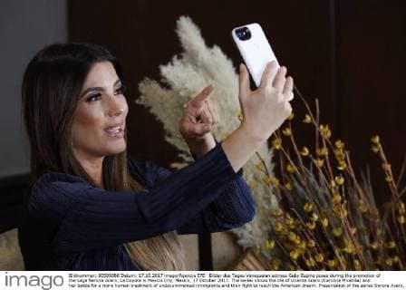 Bilder des Tages Venezuelan actress Gaby Espino poses during the promotion of the saga Senora Acero, La Coyote in Mexico City, Mexico, 17 October 2017. The series shows the life of Vicenta Acero (Carolina Miranda) and her battle for a more human treatment of undocummented immigrants and their fight to reach the American dream. Presentation of the series Senora Acero, La Coyote in Mexico City !ACHTUNG: NUR REDAKTIONELLE NUTZUNG!  Copyright: xJorgexNúnezx CMX001 20171017-636438789928559881