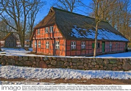 Heidemuseum Dat Ole Hus am Wegesrand in Wilsede in der Lueneburger Heide, Europa, Deutschland, Niedersachsen, Lueneburger Heide heath museum Dat Ole Hus in Wilsede in the Luneburg heath, Europe, Germany, Lower Saxony, Lueneburger Heide BLWS465085 Copyright: xblickwinkel C.xKaiserx