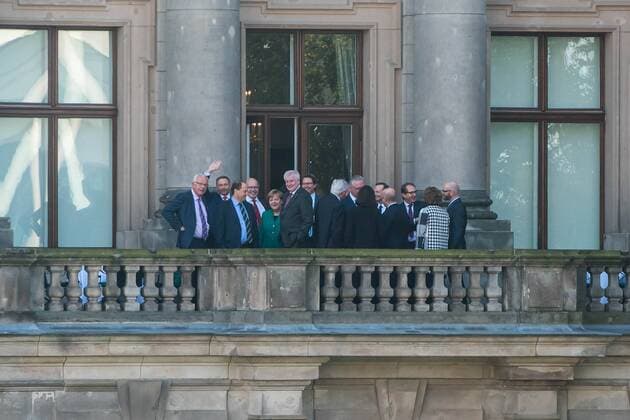 Bilder des Tages Berlin Koalitionsvorgespraeche CDU-FDP Vorgespraeche zwischen CDU, CSU und FPD fuer die Sondierungen zu moeglichen Koalitionsgespraeche in der Deutschen Parlamentarischen Gesellschaft am Mittwoch den 18. Oktober 2017. Im Bild: Die Mitglieder der Gespraechsrunde bei einer Pause auf dem Balkon. Vlnr.: Thomas Kreuzer CSU); Christian Lindner (FDP); Alexander Graf Lambsdorff (FDP); Peter Altmeier (CDU); Angela Merkel; Klaus Seehofer; Andreas Franz Scheuer (CSU); Volker Bouffier (CDU). Vrnl.: Peter Tauber (CDU); Alexander Dobrindt (CSU). 18.10.2017, Berlin