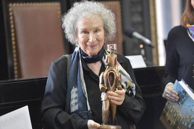 Berühmte Feministinnen, Margaret Atwood Canadian writer and activist Margaret Atwood, expressed her great admiration for writer Franz Kafka, when she received the international prize bearing his name at the Old Town Hall in Prague, Czech Republic, October 17, 2017. The Franz Kafka Prize is the only international literary award presented in the Czech Republic.This year s laureate, Atwood, has written a number of short stories, novels, books of poetry, literary studies as well as books for children. Her probably most famous book is dystopian novel The Handmaid s Tale (1985) that was adapted into a film in 1990, an opera in 2000 and a TV series in 2017. (CTKxPhoto MichalxDolezal) CTKPhotoP201710170825101  _DOL2467