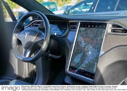 Elektroautos an der Ladestation Tesla Model X Cockpit, Computer, Anzeige, Screen, Lenkrad, und S, VW Golf, BMW i3 und , Opel, Mercedes E 350 e, Nissan, Die eMove360Â° Europe 2017 an der Messe München ist die weltweit erste internationale Fachmesse für die Mobilität 4.0 in Muenchen, am 17.10.2017, Foto: Peter Schatz