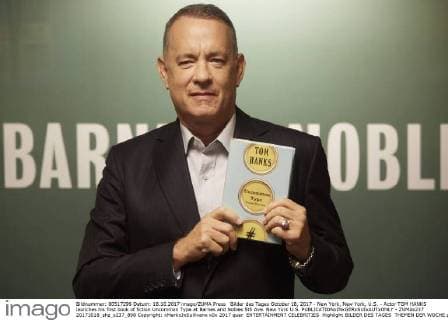 Bilder des Tages October 18, 2017 - New York, New York, U.S. - Actor TOM HANKS launches his first book of fiction Uncommon Type at Barnes and Nobles 5th Ave. New York U.S. - ZUMAs237 20171018_shz_s237_898 Copyright: xMarkxJxSullivanx