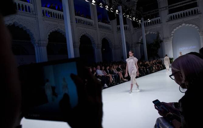 October 15, 2017 - Budapest, Hungary - Models display a creation by award winner Hungarian designer Zsofi Levai during Mercedes-Benz Fashion Week Central Europe on Oct 15, 2017 at Museum of Applied Arts in Budapest, Hungary. Budapest Hungary  - ZUMAn230 20171015_zaa_n230_527 Copyright: xRobertxSzaniszlox