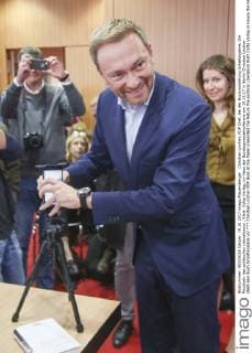 Deutsche Parteien: FDP. Scheitern der Jamaika-Sondierungsgespräche 2017 Christian Lindner, FDP Chef, bei der Buchvorstellung Schattenjahre. Die Rückkehr des politischen Liberalismus , Klett- Cotta Verlag, im Haus der Bundespressekonferenz am 19.10.17 in Berlin Christian Lindner stellt sein Buch Schattenjahre vor *** Christian Lindner FDP Boss at the Paper presented the Return the political Liberalism Klett Cotta Verlag in House the Federal press conference at 19 10 17 in Berlin Christian Lindner , be Book before