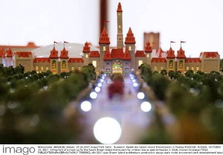 Russland: Modell des Dream Island Themenparks in Moskau MOSCOW, RUSSIA - OCTOBER 19, 2017: A fragment of a mock-up for the future Dream Island theme park for children due to open in Moscow in 2018. Artyom Korotayev TASS  TS0656C1
