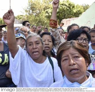 Jojutla s inhabitants raise their fists while observing three minutes silence to recall the victims of the earthquake that hit the country one month ago, in Morelos, Mexico, 19 October 2017. At the same time the 7.1 earthquake hit the country past 19 September, hundreds stopped their daily activities to pay tribute to the 369 victims of the catastrophe. Mexicans observe three minutes silence with fists up to recall earthquake !ACHTUNG: NUR REDAKTIONELLE NUTZUNG!  Copyright: xTonyxRiverax JOJ001 20171019-636440449900293982